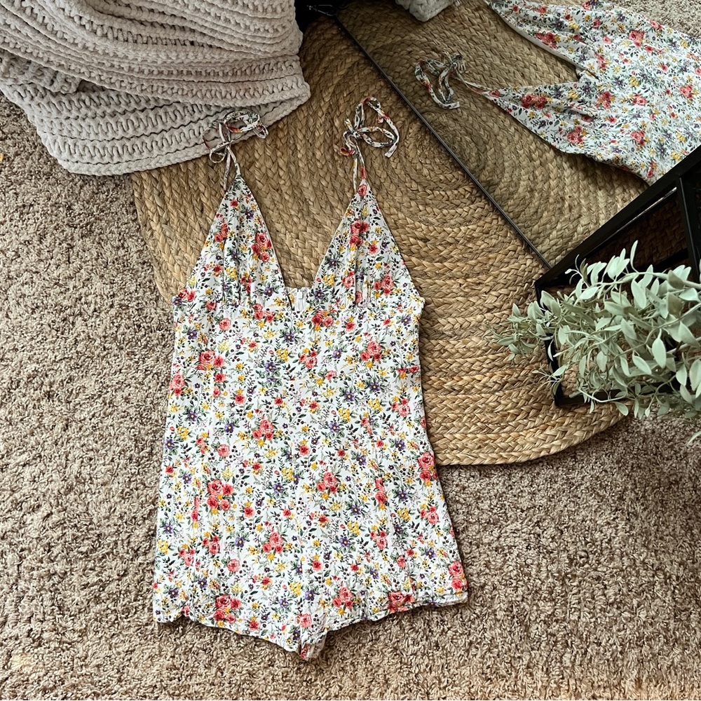 Gorgeous Forever 21 romper, size large